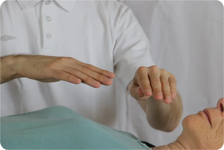 Healing på bröst och nacke vid nackspärr, whiplash och diskbråck i nacken